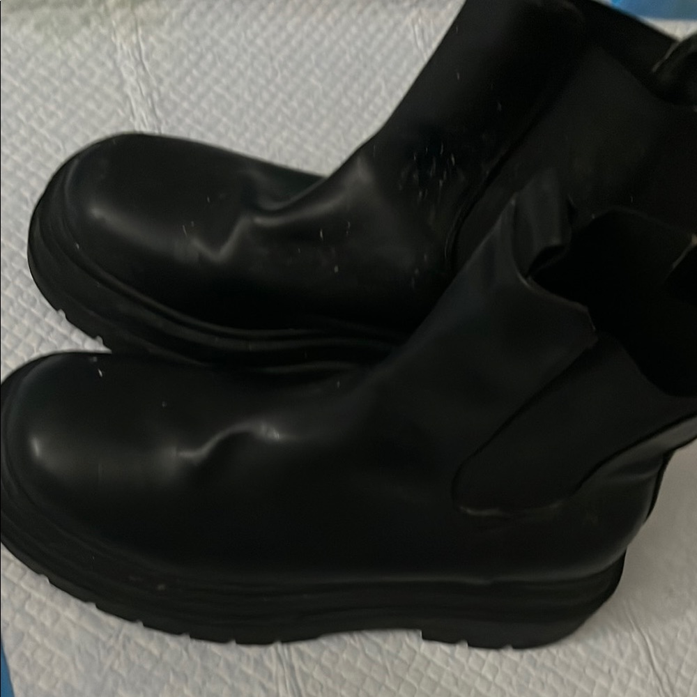 Urban Outfitters Black Chelsea Boots Classic Design